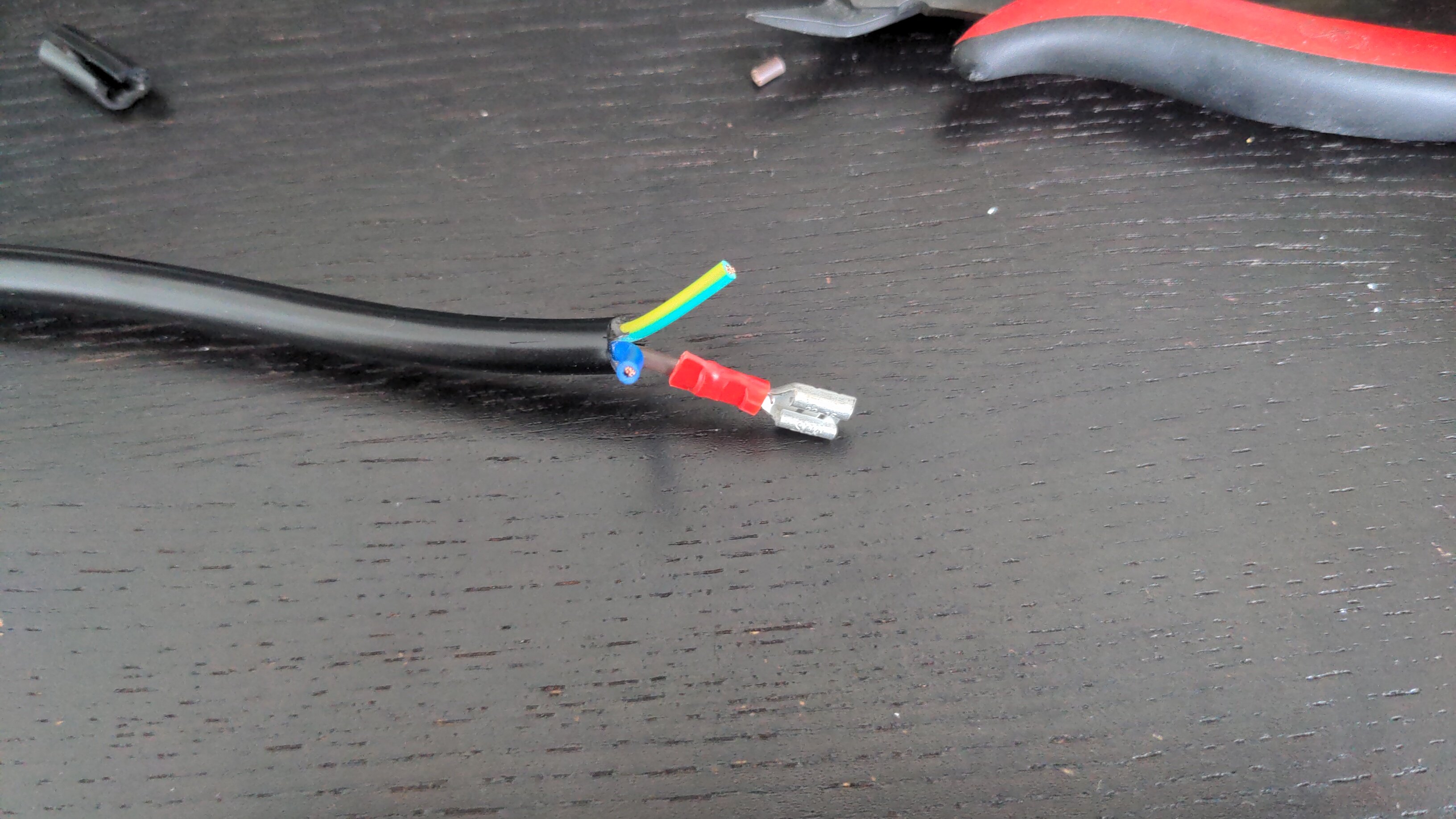 The cable, with one plug crimped onto the live wire
